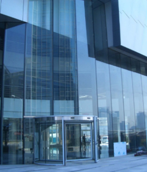 Vách ngăn cường lực Polycarbonate Solmart tại khu trung tâm thương mại